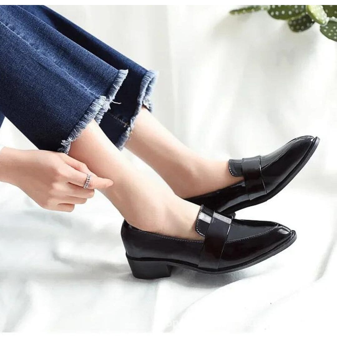 Mocassins Mocassin noirs Mocassin vernis à bout pointu pour femme – Image 5