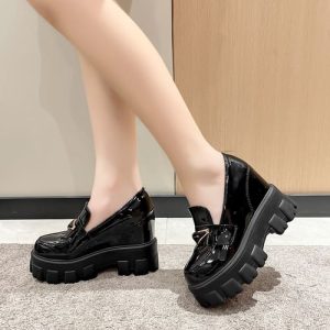 Mocassins compensés en cuir brillant pour femmes
