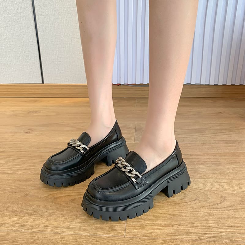 Mocassins à plateforme avec une chaîne argentée pour femmes – Image 3