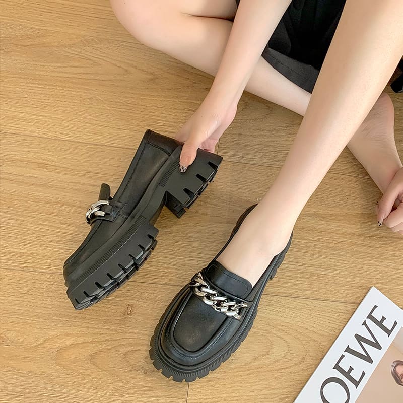 Mocassins à plateforme avec une chaîne argentée pour femmes – Image 4