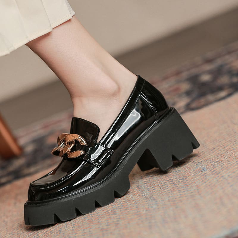 Mocassins à talons en cuir Mocassin vernis avec détail chaîne Mocassin dorée – Image 5