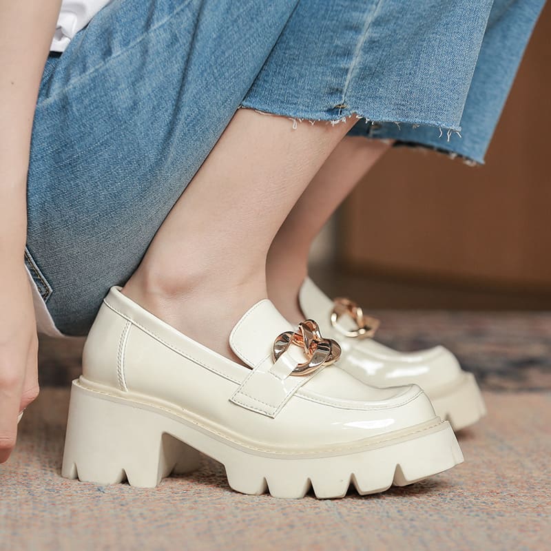 Mocassins à talons en cuir Mocassin vernis avec détail chaîne Mocassin dorée – Image 6