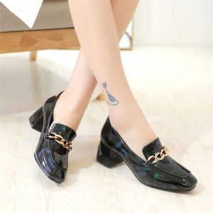 Mocassins à talon avec chaînette en cuir Mocassin vernis pour femme