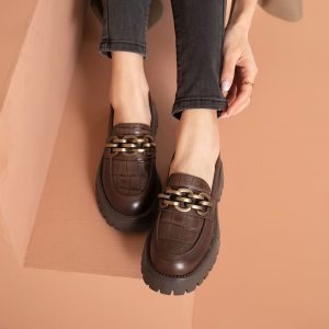 Mocassins en cuir avec une chaîne en métal pour femme