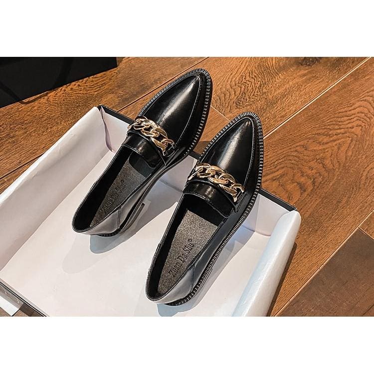 Mocassins en cuir verni à bout pointu avec chaîne – Image 5