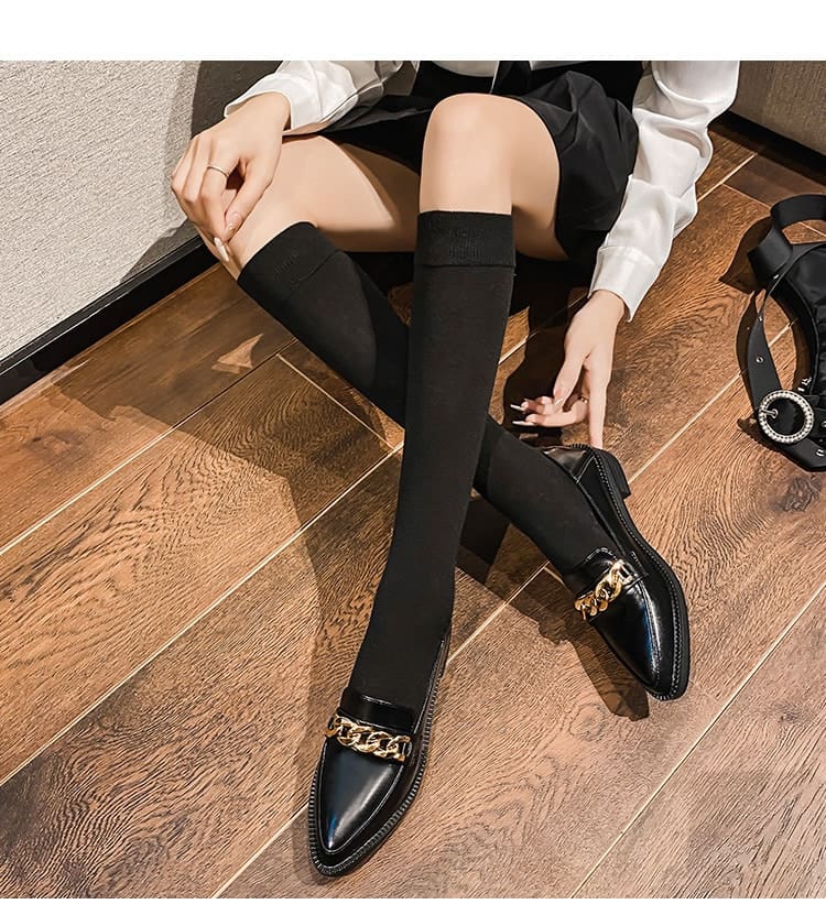 Mocassins en cuir verni à bout pointu avec chaîne – Image 9