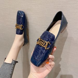 Mocassins en cuir verni pour femme avec chaîne Mocassin dorée décorative